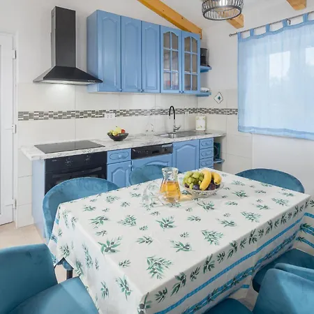 Dom wakacyjny Awesome In Malisi With Kitchen Rapavel