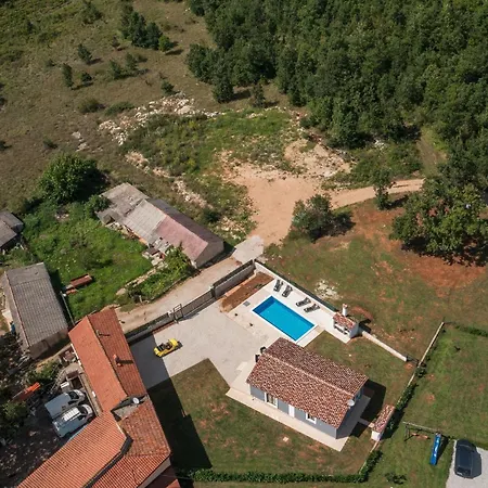 Holiday home Awesome In Malisi With Kitchen Rapavel